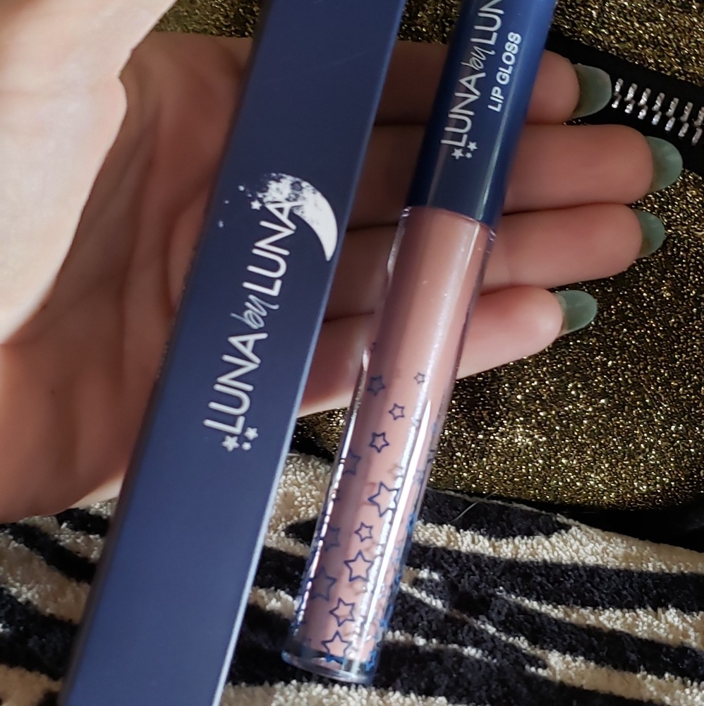 Luna lip gloss in the color Mars